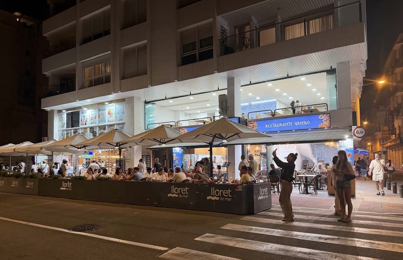 Restaurante Griego King Souvlaki exterior at night with a full outdoor terrace in Lloret de Mar